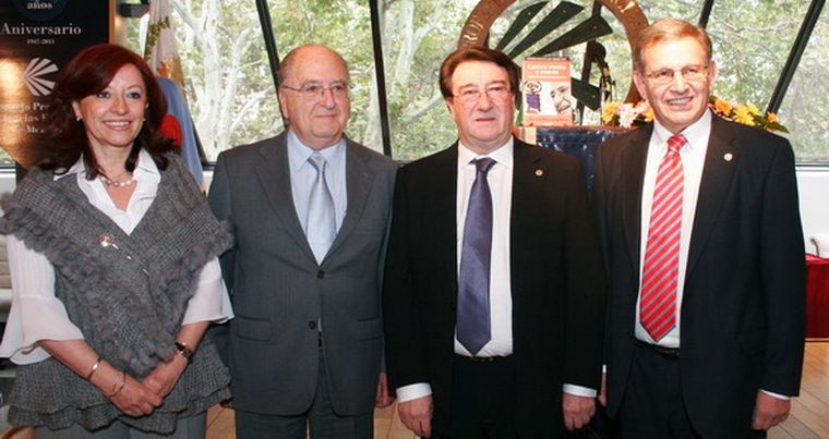 Silvia Lemos, vicepresidente 2º del Consejo; el doctor Fernando Mönckeberg Barros; Miguel Navarro, presidente del Consejo; y Edgardo Fernández, vicepresidente 1º. Foto: Gentileza
