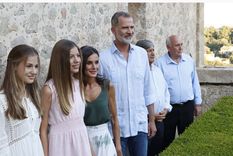 El rey Felipe y la reina Letizia tienen dos adorables hijas: Leonor y Sofía. Foto: Twitter @CasaReal