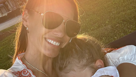 Anita García Moritán se viste igual que su mamá y causa sensación. Foto: Instagram