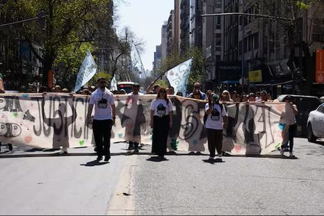 Marcha en Córdoba: Familiares y amigos de Agostina Vega se movilizan para pedir justicia por el femicidio. Marcha en Córdoba: Familiares y amigos de Agostina Vega se movilizan para pedir justicia por el femicidio.
