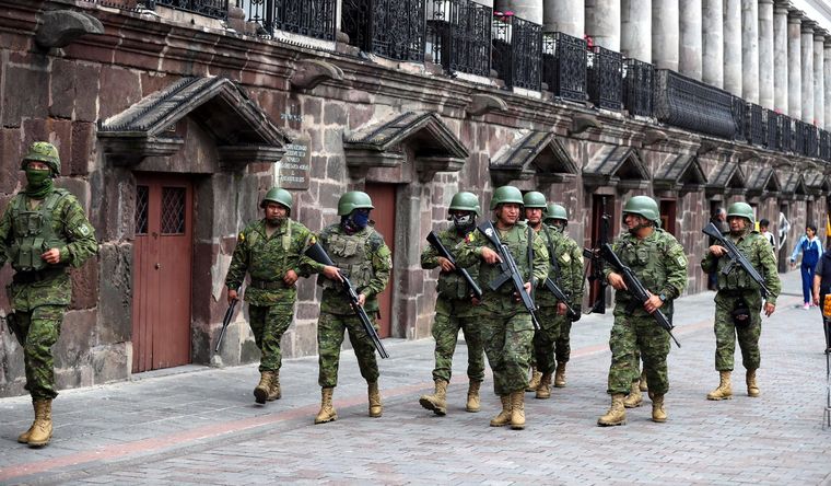 Los militares buscan controlar las calles de Ecuador. Foto: Efe.