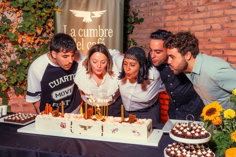 Luz y parte del equipo celebrando los tres años de su emprendimiento. Luz y parte del equipo celebrando los tres años de su emprendimiento.