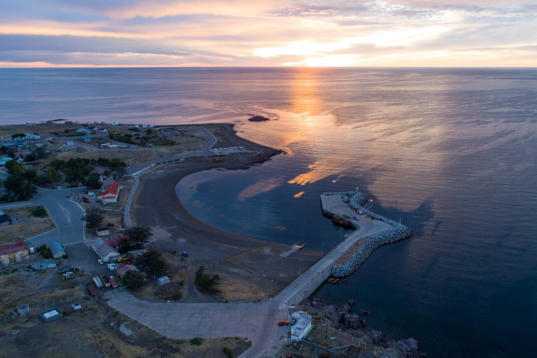 Camarones, un auténtico pueblo pesquero patagónico, combina tradición y naturaleza frente al Atlántico. Camarones, un auténtico pueblo pesquero patagónico, combina tradición y naturaleza frente al Atlántico.