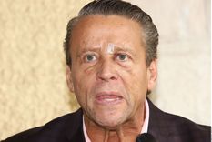 Alfredo Adame recibe brutal golpiza fuera de su casa