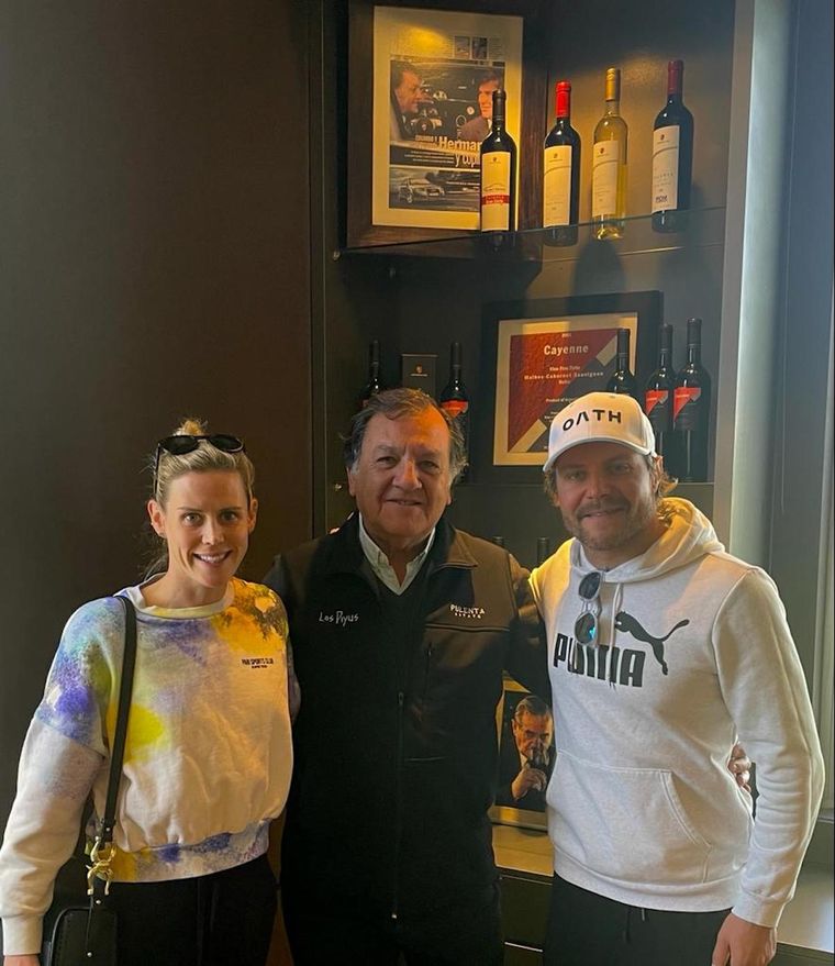 Valtteri Bottas junto a su pareja y Eduardo Pulenta. Foto: Gentileza