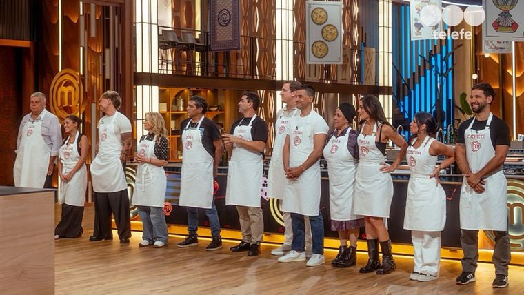 Dos participantes de MasterChef Celebrity estarían viviendo un fuerte acercamiento.