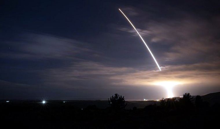 Donald Trump ordenó el lanzamiento de un misil balístico intercontinental desarmado desde una base militar ubicada en California, Estados Unidos. Foto Dpa Donald Trump ordenó el lanzamiento de un misil balístico intercontinental desarmado desde una base militar ubicada en California, Estados Unidos. Foto Dpa