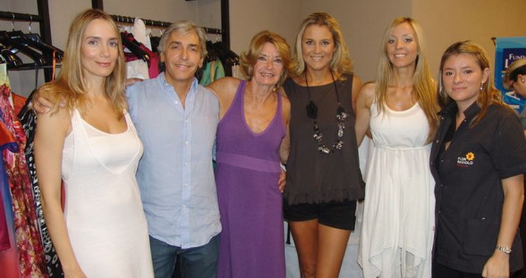 En el back: Mariana Di Leo, el diseñador Ariel Quintana, Rita Sedelmayer, Romina Enrico, Eliana Martín y Florencia Raviolo. Foto: MDZ