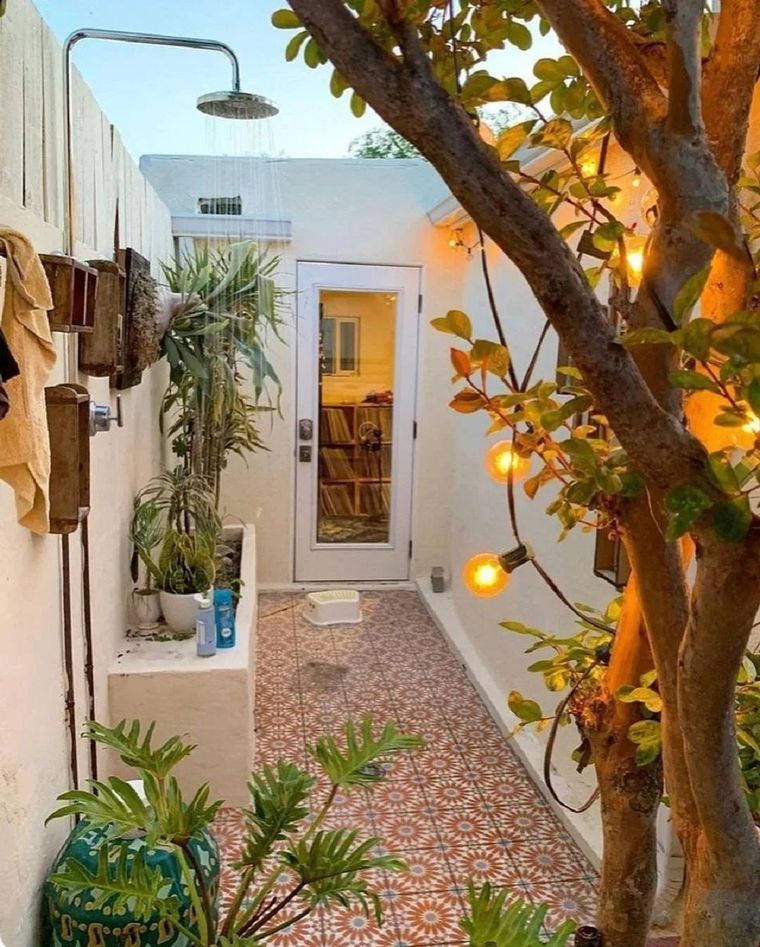 Sin espacio para pileta… ¡las duchas de exterior se hacen un lugar! Foto: Instagram.
