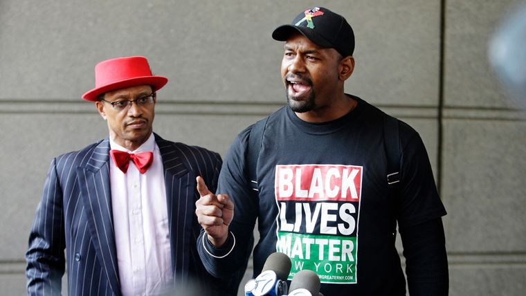Activista de Black Lives Matter, Hawk Newsome, habla ante los periodistas fuera de la Corte Suprema del Bronx.