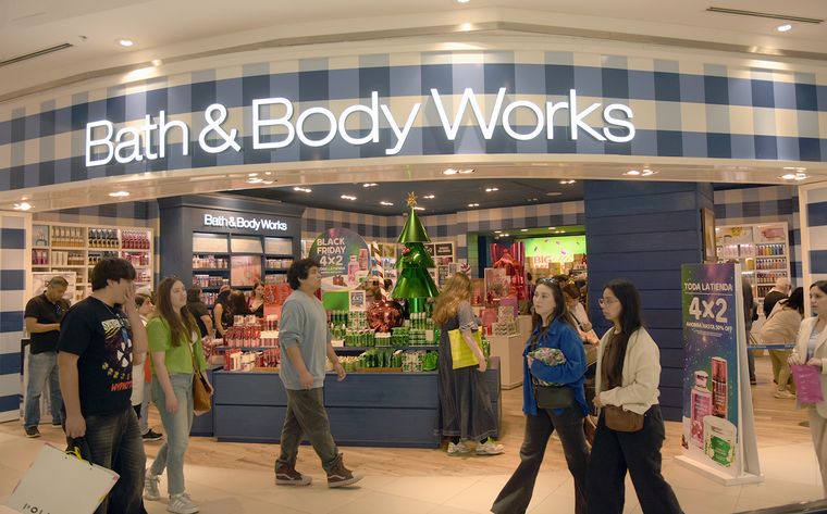 Las mejores tiendas de nivel internacional están en Mall Marina. Las mejores tiendas de nivel internacional están en Mall Marina.