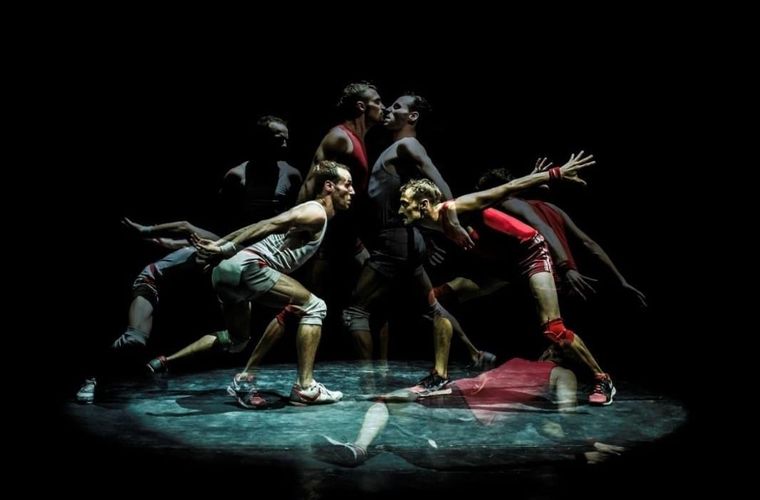 Con 15 años en escena, más de 1500 funciones en 33 países, Un POYO ROJO cruza fronteras. El triunfo de este espectáculo nace de conectar mediante el movimiento, mezclando humor, sensualidad y reflexión sobre la actualidad. Con 15 años en escena, más de 1500 funciones en 33 países, Un POYO ROJO cruza fronteras. El triunfo de este espectáculo nace de conectar mediante el movimiento, mezclando humor, sensualidad y reflexión sobre la actualidad.