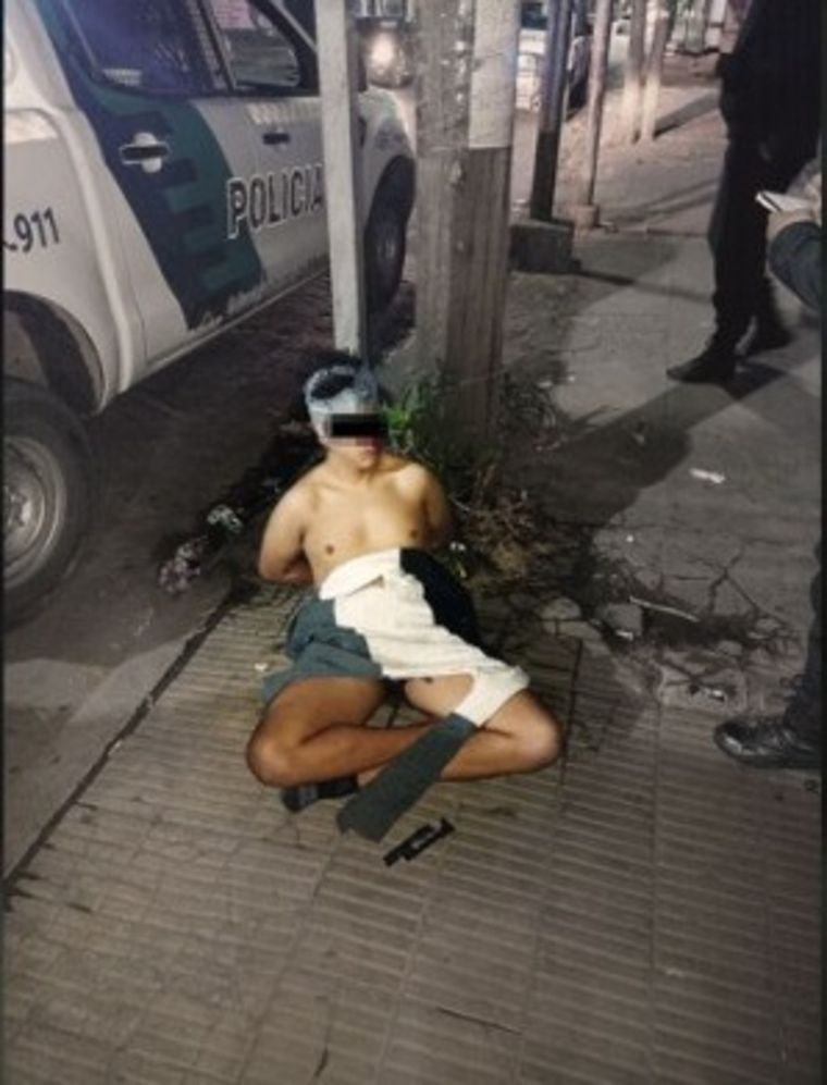 El joven tenía una réplica de un arma de fuego cuando lo detuvieron