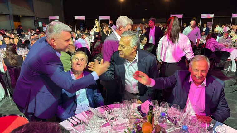 El saludo entre Costarelli y Cornejo. El saludo entre Costarelli y Cornejo.