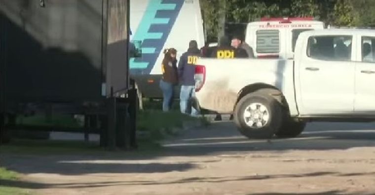 Según informaron fuentes policiales, los detenidos habrían sido contratados para realizar tareas de mantenimiento y ordenar el terreno donde finalmente se hallaron los cadáveres.