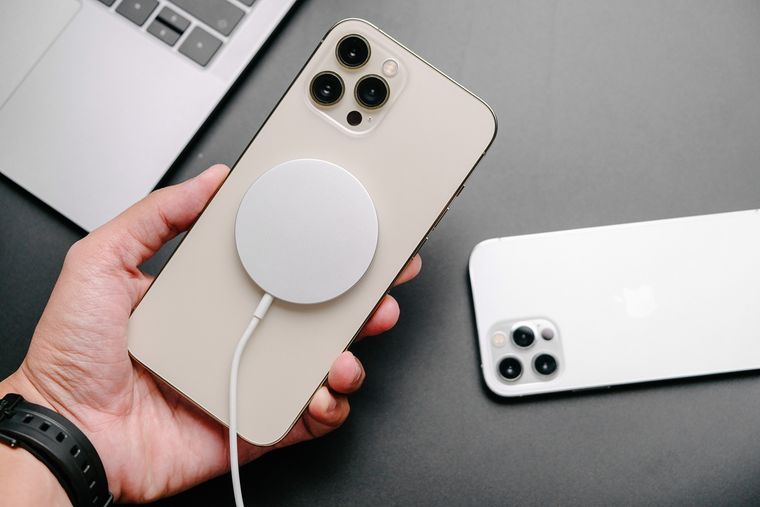 El accesorio oficial de Apple aprovecha la alineación magnética del sistema MagSafe. El accesorio oficial de Apple aprovecha la alineación magnética del sistema MagSafe.