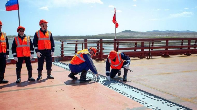 Una imagen difundida por el Ministerio de Transportes de Rusia muestra la ceremonia que marca la conexión de los dos lados del nuevo puente vial.