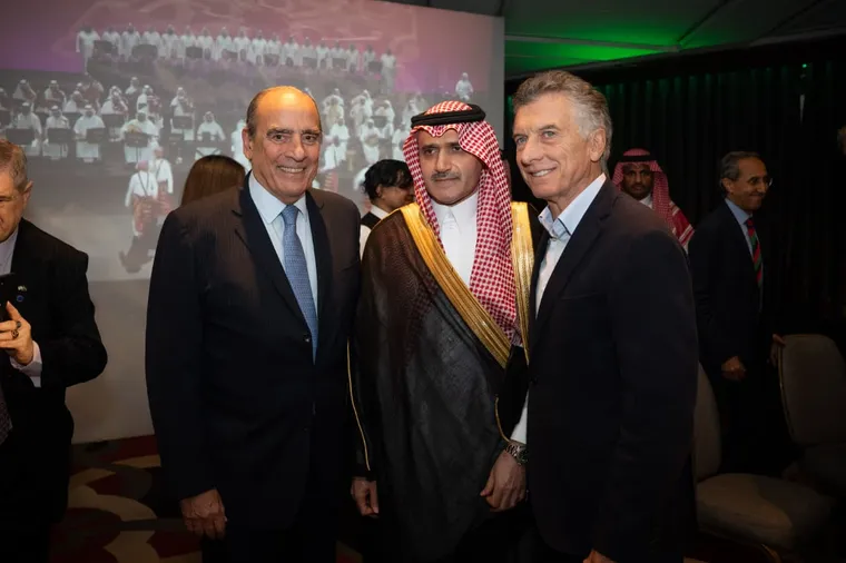 Guillermo Francos y Mauricio Macri junto al embajador Hatem Ghormulla Alghamidi