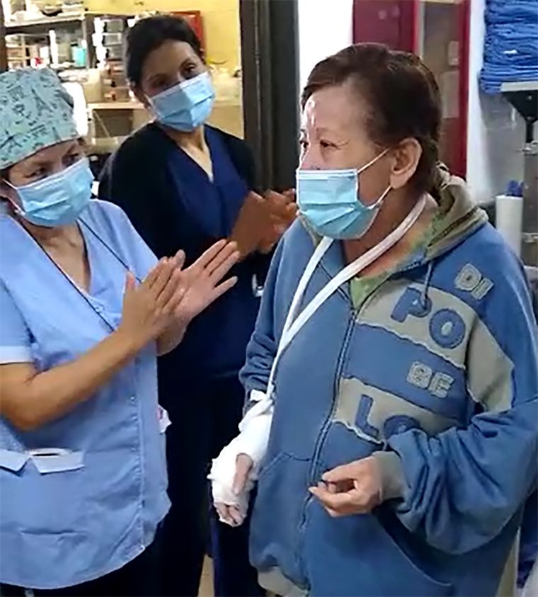 El personal del hospital se emocionó al despedir a Ana Camorano, que estuvo internada por más de 100 días.