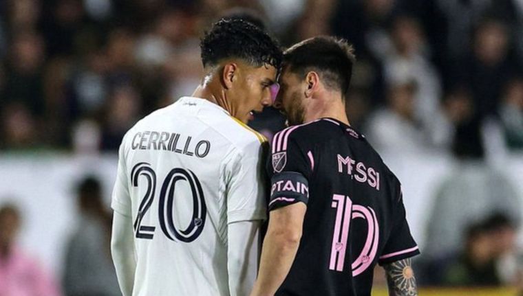 Messi y Cerrillo cara a cara durante el partido disputado en California Foto: @SomosAnalistas_