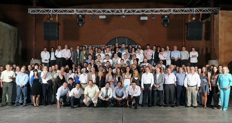 Invitados: todos los proveedores de la firma, en una foto para el recuerdo. Foto: Gentileza