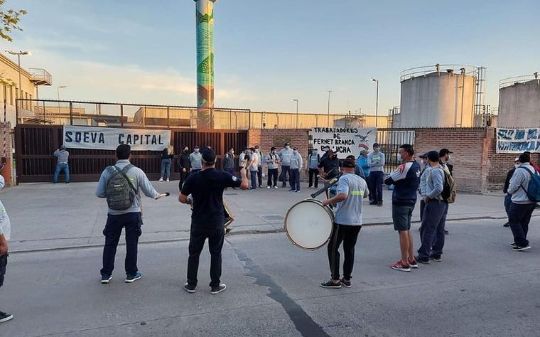 Los trabajadores de la fábrica de Fernet Branca dispusieron un paro de actividades.