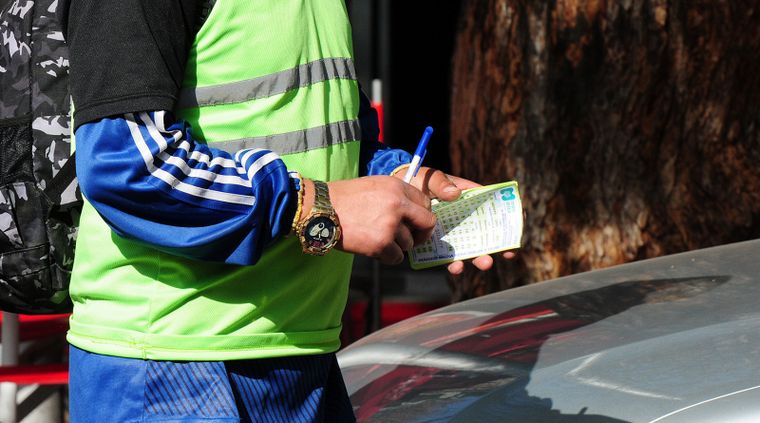 El programa “Navidad y Reyes Sin Vueltas” habilita de manera transitoria el estacionamiento en arterias clave del centro mendocino.