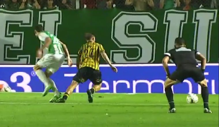 Lobo Medina, cerca de la jugada, no había cobrado penal.&nbsp;