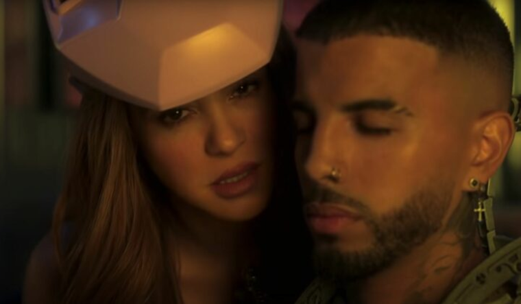 ¿Qué pasó entre Rauw Alejandro y Shakira, quienes fueron vistos juntos en la playa esta semana? Foto: Captura de video