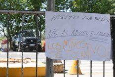 Los carteles colocados por padres de alumnos de la escuela Abraham Lemos, días después de la denuncia de abuso sexual.&nbsp;