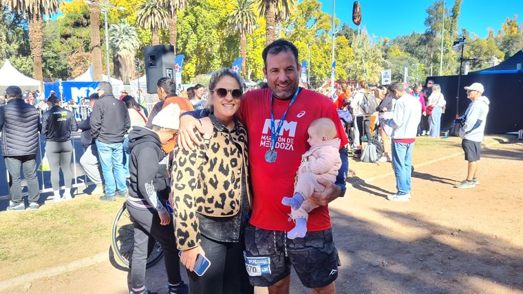 Rodrigo hizo 42km y posa junto a los amores de su vida. Rodrigo hizo 42km y posa junto a los amores de su vida.