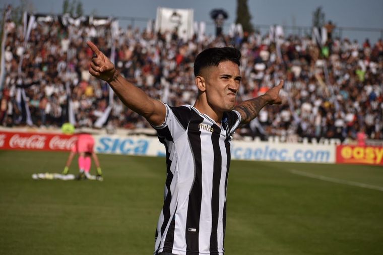 Aquella tarde de 2022, Santiago Solari le dio la victoria al Lobo para dejar afuera a la Lepra. En 2026 se volverán a encontrar, esta vez, en primera división. Aquella tarde de 2022, Santiago Solari le dio la victoria al Lobo para dejar afuera a la Lepra. En 2026 se volverán a encontrar, esta vez, en primera división.