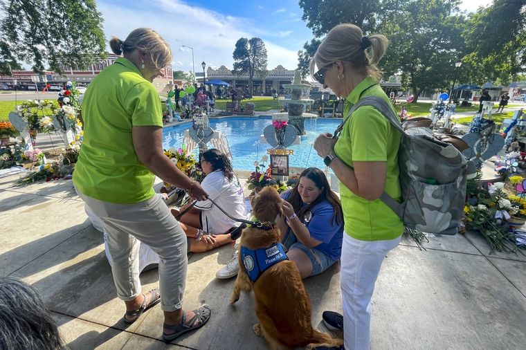 En lo que va de año han estado, entre otros lugares, en Monterey Park, donde un hombre mató en enero a 11 personas en un estudio de baile, y en Allen (Texas), donde otro atacante asesinó hace tres semanas a ocho personas en un centro comercial. Foto: EFE/ Adam Davis