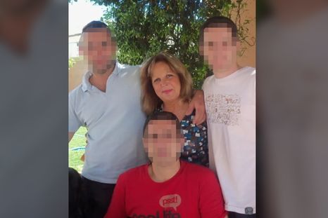Margarita Gutiérrez junto a sus tres hijos varones: uno está en la mira por la muerte de la mujer. Margarita Gutiérrez junto a sus tres hijos varones: uno está en la mira por la muerte de la mujer.