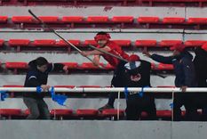 El partido entre Independiente y Universidad de Chile por la Copa Sudamericana fue suspendido tras una batalla campal en las tribunas. El partido entre Independiente y Universidad de Chile por la Copa Sudamericana fue suspendido tras una batalla campal en las tribunas.