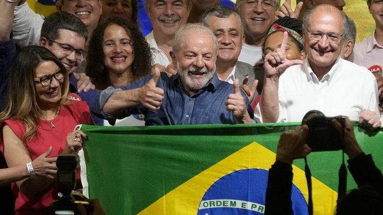 Lula festeja: será otra vez presidente de Brasil. Foto: LATimes.
