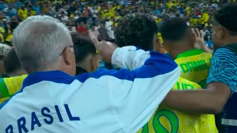 Dorival pide la palabra, pero nadie le presta atención. Foto: Captura Video