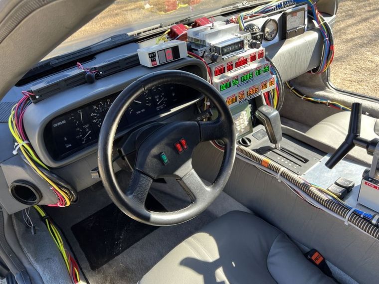 DeLorean DMC-12 El auto es idéntico al de Volver al Futuro.