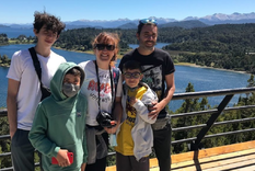 Juan, el niño al que salvó Eduardo Pironio, junto a sus padres y hermanos mellizos Foto: Gentileza