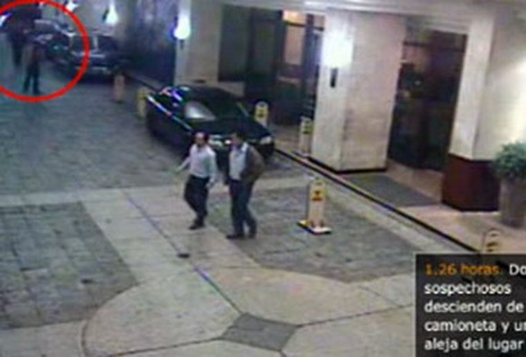 Los asesinos, en la puerta del hotel.