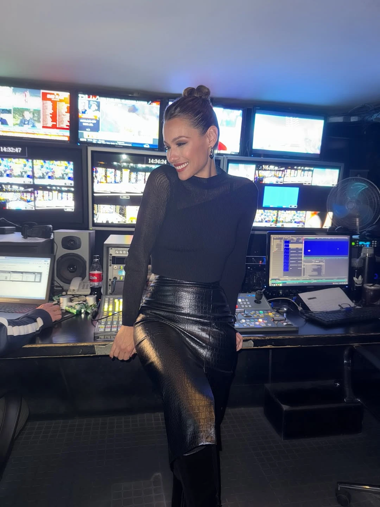 La falda de cuero de Pampita es el must de la temporada.