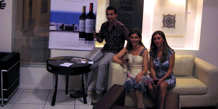 Mariano Fiore, Laura Valdivieso y Victoria Ganem Bru, brindando por el arte. Foto: Gentileza