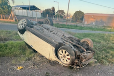 El Mini Cooper totalmente volcado en Guaymallén.