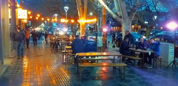 Ya hay gente A pesar de las advertencias de las autoridades, muchos mendocinos decidieron salir a los bares y restaurantes. Foto: Archivo