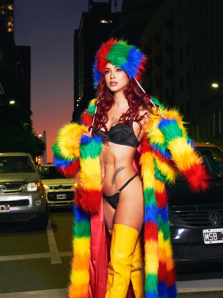 La artista se animó a una producción maximalista llena de sensualidad y color. La artista se animó a una producción maximalista llena de sensualidad y color.