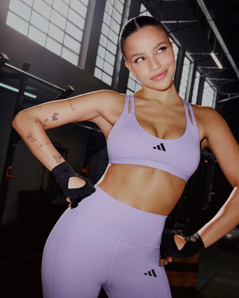 Emilia Mernes deslumbró con un look deportivo de Adidas. Emilia Mernes deslumbró con un look deportivo de Adidas.