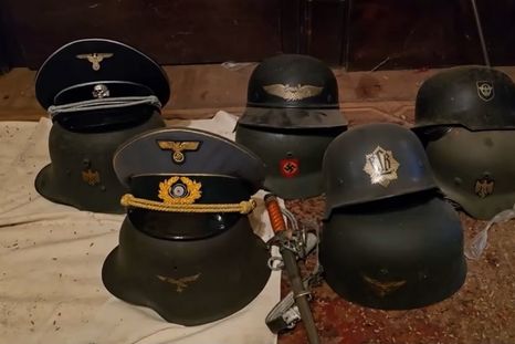 Incautaron armas militares y elementos con simbología nazi en la casa de un jubilado en Flores.