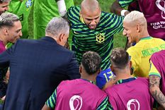 Tite y Richarlison bailan luego del tercer gol. Foto: EFE