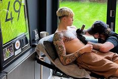 Alejandro Garnacho se tatuó mientras se recupera de su lesión. Foto: @erbylzito_tattoo Alejandro Garnacho se tatuó mientras se recupera de su lesión. Foto: @erbylzito_tattoo