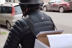 Matias Fhürer, precandidato a intendente de Tres Arroyos haciendo el delivery de boletas Foto: Gentileza